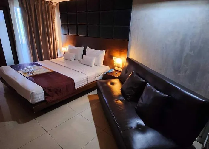 Collection O The Cha Cha Hotel 3*